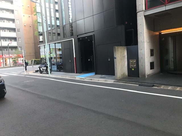 イースト・インタービルの駐車場