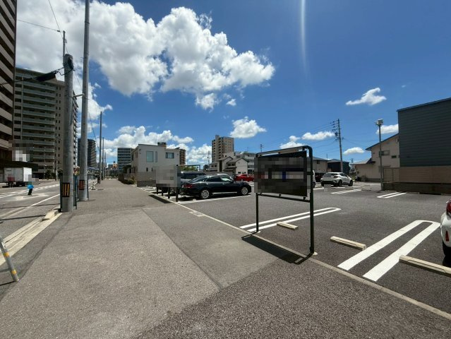 DENCITY店舗の駐車場