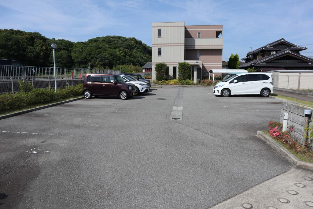 サンシャイン北神戸の駐車場