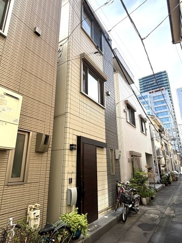 通路側2・3階窓はシャッター付き