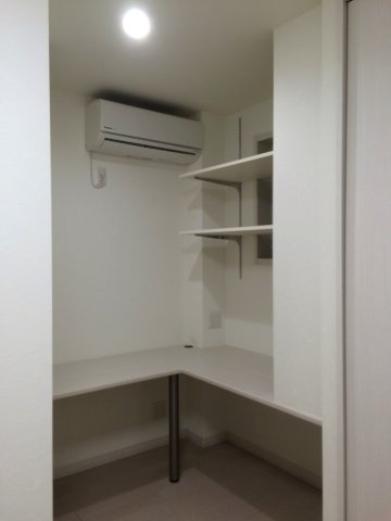 1階サービスルーム内のデスクワークスペース