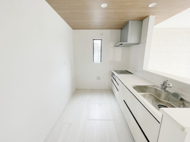 新築戸建・建売　会津若松市日新町　GRAFARE　全2棟のキッチン|吊戸棚がないので開放的なシステムキッチン♪配膳や片付けが楽なカウンター付きなのが嬉しいポイント♪