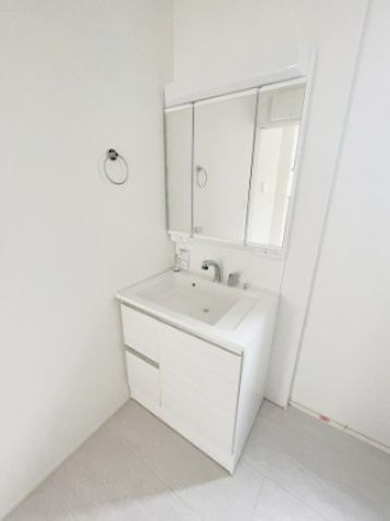 新築戸建・建売　会津若松市日新町　GRAFARE　全2棟の独立洗面台|三面鏡タイプの独立洗面台で、身だしなみチェックも収納力も◎洗面まわりもすっきり清潔に保てます！