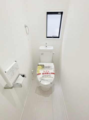 新築戸建・建売　会津若松市日新町　GRAFARE　全2棟のトイレ|窓付きで日差し差し込む明るいトイレ！タオルリング付きも嬉しいポイント♪