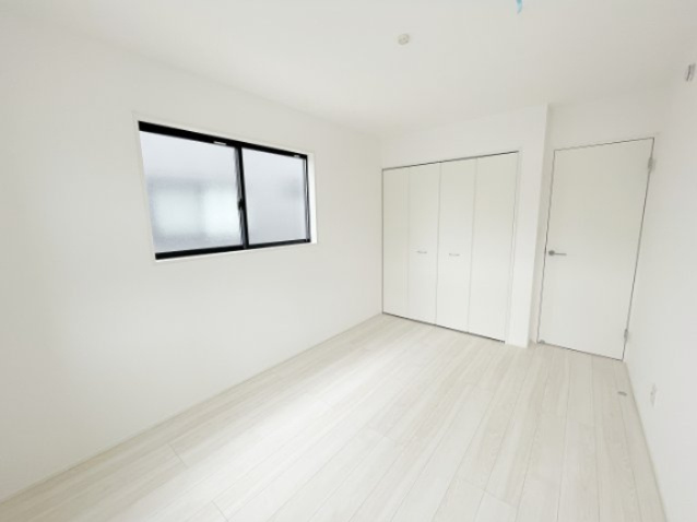 新築戸建・建売　会津若松市日新町　GRAFARE　全2棟の洋室|6.5帖の洋室は収納付きなので広く居室を使用できます。2面採光で明るさをより感じられます。