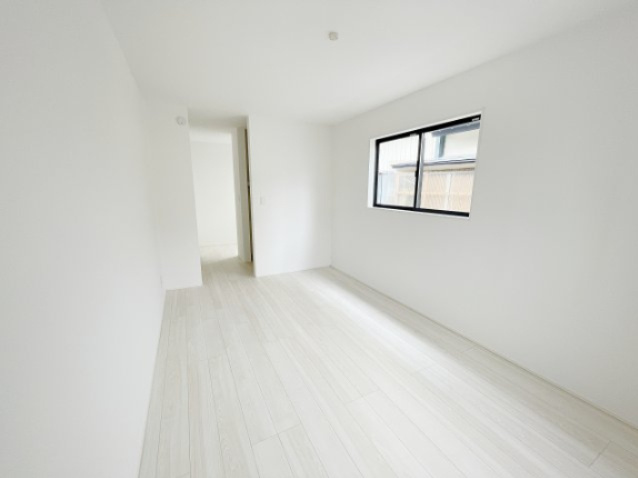 新築戸建・建売　会津若松市日新町　GRAFARE　全2棟の洋室|WIC付きの主寝室。白を基調としていて清潔感を感じる空間です！