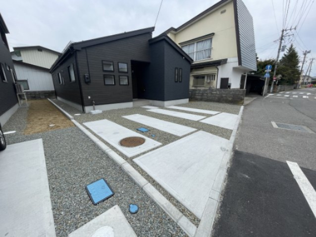 新築戸建・建売　会津若松市日新町　GRAFARE　全2棟の駐車場|前面道路幅員5.7ｍと広々としたカースペース！駐車が苦手な方も安心です！