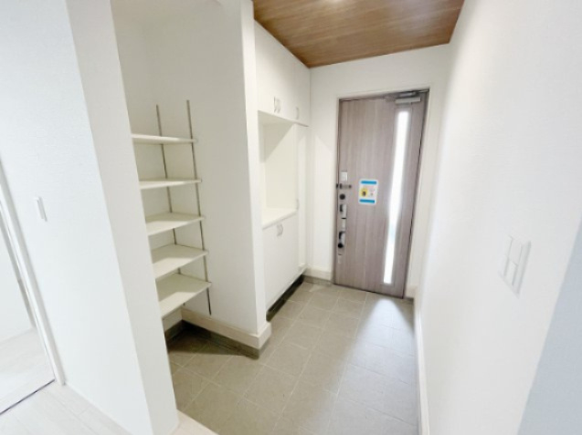 新築戸建・建売　会津若松市日新町　GRAFARE　全2棟の玄関|たっぷりの玄関収納完備！窓付きの玄関ドアからは自然光が取り入れられるので明るい玄関です！