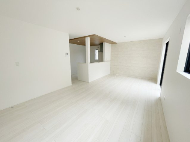 新築戸建・建売　会津若松市日新町　GRAFARE　全2棟の居間・リビング|カウンター越しに会話が弾む、家族とのつながりを感じられる対面キッチンです！