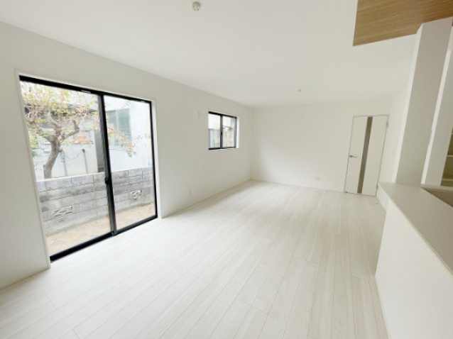 新築戸建・建売　会津若松市日新町　GRAFARE　全2棟の居間・リビング|ホワイトを基調とした明るく開放的なLDKです！