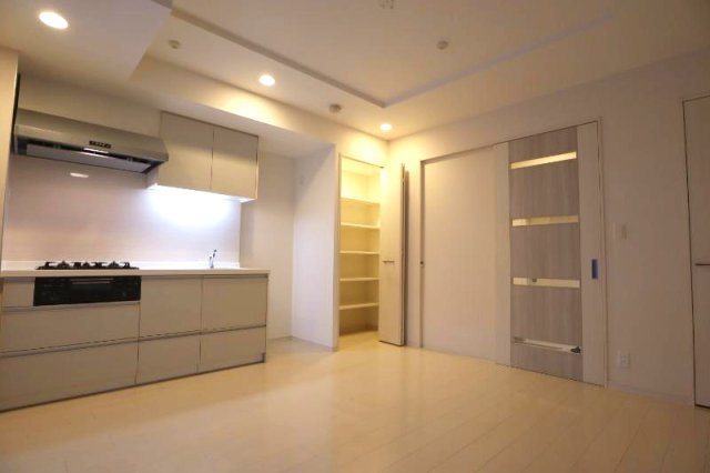 Mid Court　新大阪の居間・リビング