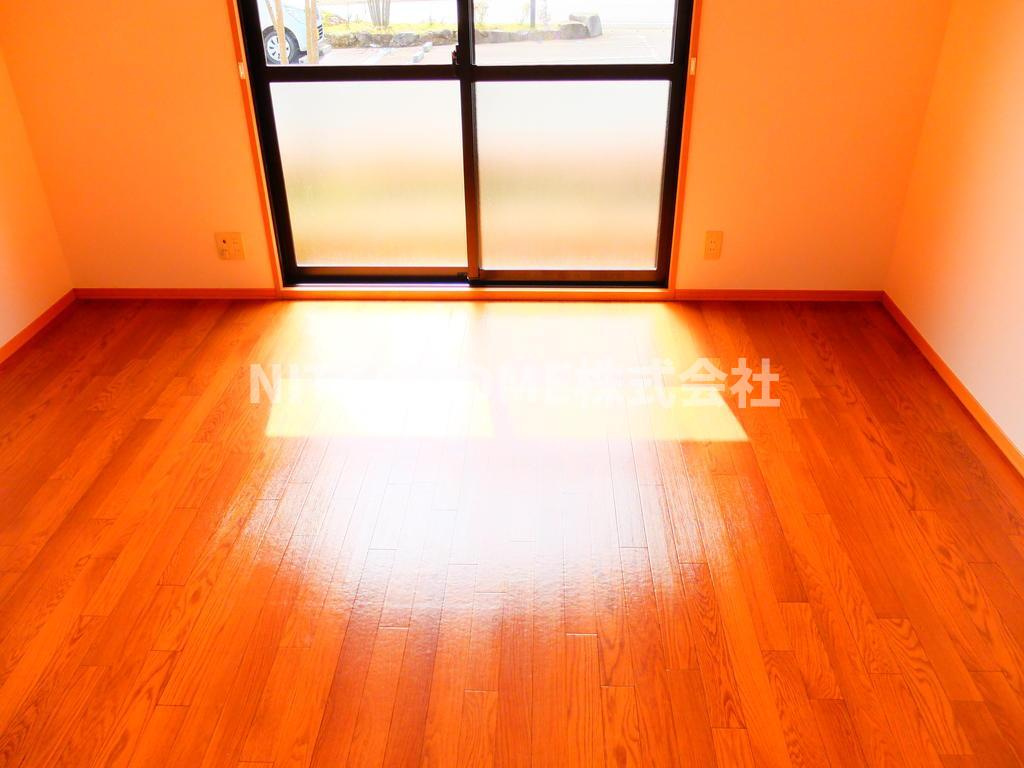 ピュアライフ　Ａ棟の居間・リビング|お部屋は広々8帖です◆