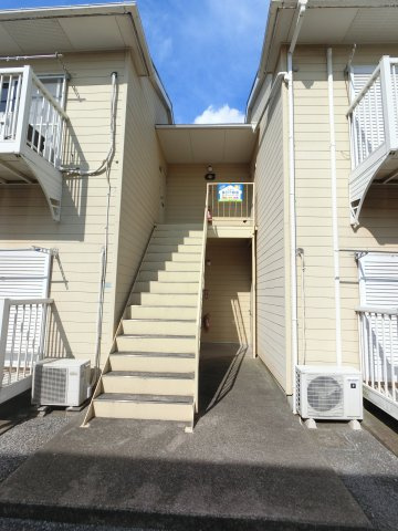 【エントランス】 | 建物の真ん中が通路や階段で区切られています