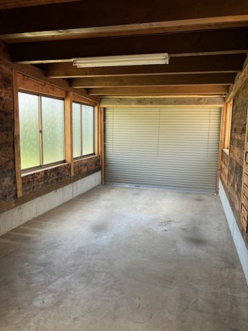 稲吉貸家の駐車場|シャッター付車庫