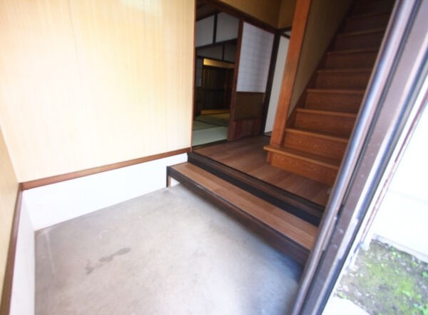 軍水町貸家の玄関