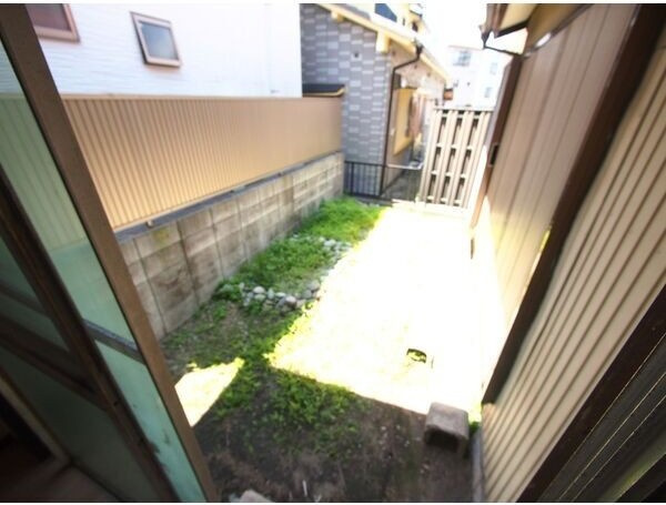 軍水町貸家の庭