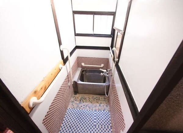 軍水町貸家の浴室