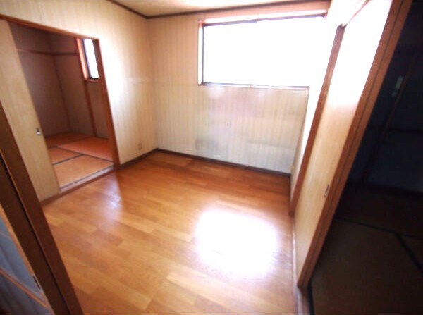 軍水町貸家の洋室