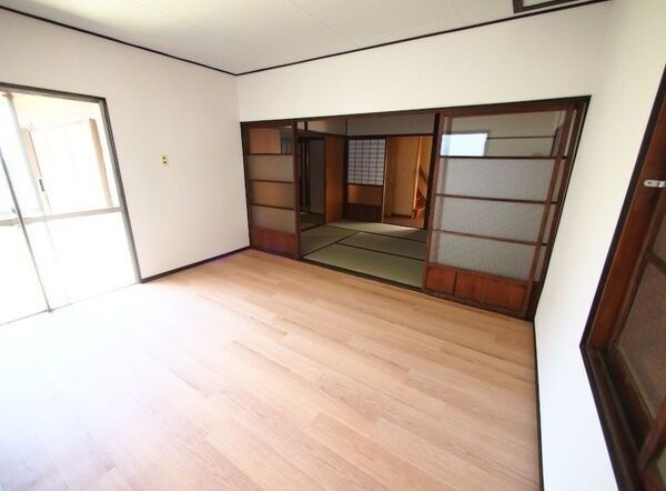 軍水町貸家の居間・リビング