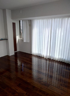 大阪市中央区高津3丁目　２ＬＤＫファミリータイプ　オーナーチェンジ物件の居間・リビング