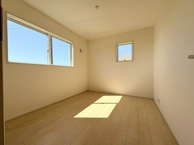 リーブルガーデン　羽島郡笠松町円城寺　全４区画分譲の洋室|全居室にたっぷり収納できる大型クローゼット、居室部分の窓ガラスには間に空気層を設けたペアガラスを採用。
高い断熱性と共にガラス面の結露対策にも効果を発揮します。