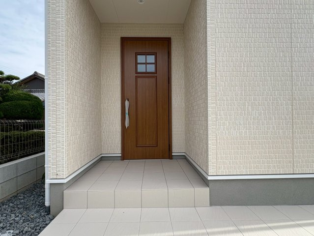 リーブルガーデン　羽島郡笠松町円城寺　全４区画分譲の玄関|【ピッキング防止機能付き玄関ドア錠】玄関ドアの鍵は上下に２つあり、内側の下段は脱着サムターンキー。
鍵を不正に開錠されても、もう１つの鍵でピッキングを防ぎます。防犯性の高い仕様になっています。