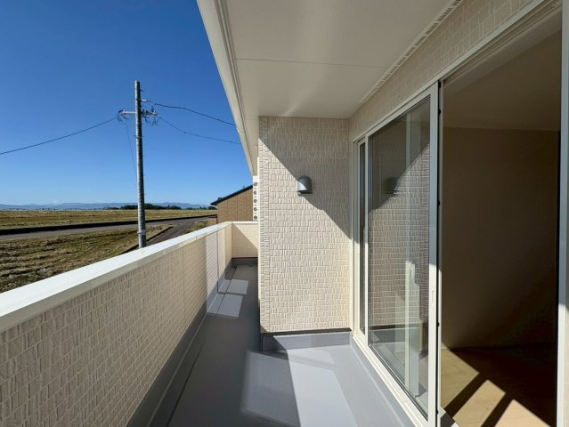 リーブルガーデン　羽島郡笠松町円城寺　全４区画分譲のバルコニー|バルコニーは南向きで洗濯物もよく乾きます！強度と表面積硬度を持つFPRで防水しています。