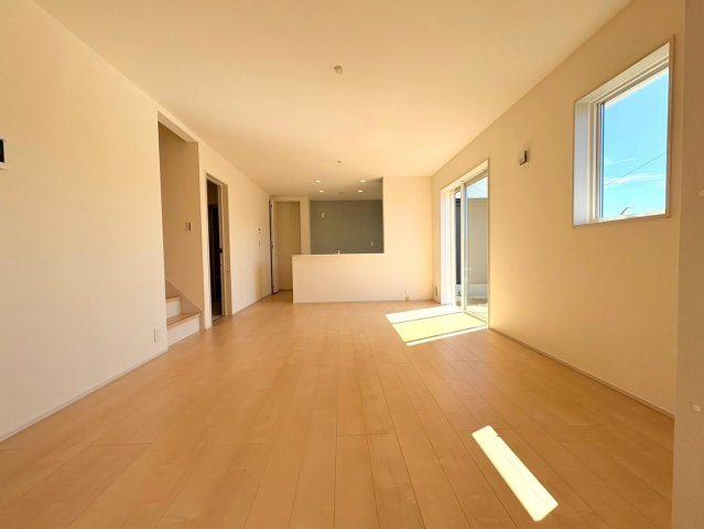 リーブルガーデン　羽島郡笠松町円城寺　全４区画分譲の居間・リビング|明るい日差しをふんだんに取り込んだリビングダイニングは家族の笑顔につつまれた素敵な空間になります。
一建設の家は精度が高く丈夫な工法を採用し、「住宅トップランナー基準」に対応しています。