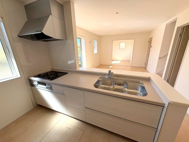 リーブルガーデン　羽島郡笠松町円城寺　全４区画分譲のキッチン|機能的で手入れがしやすいシステムキッチンでお掃除も楽々。蛇口は浄水器内蔵型で節湯CI対応水栓です。　
人造大理石カウンターやキッチンパネルなど明るくきれいにお使いいただけます。
