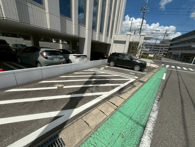フリーダムビルの駐車場