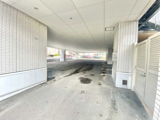 フリーダムビルの駐車場