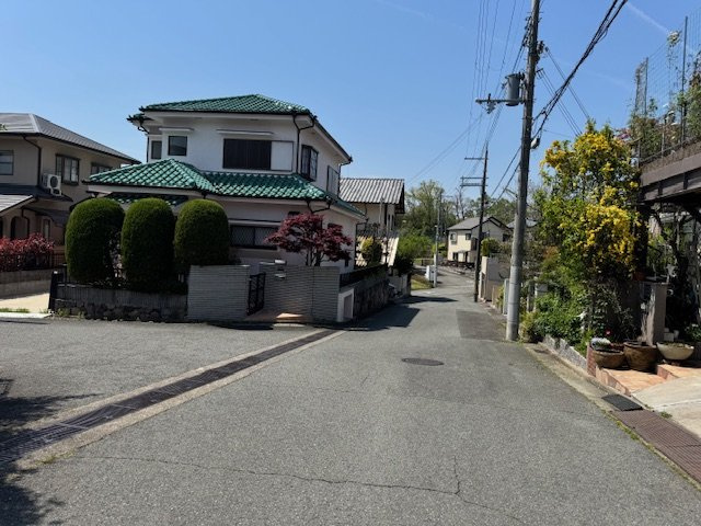 三田市さくら坂　中古戸建の前面道路含む現地写真