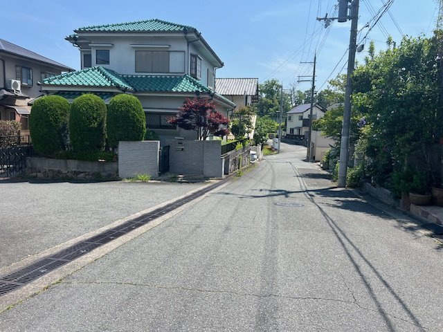 三田市さくら坂　中古戸建の前面道路含む現地写真