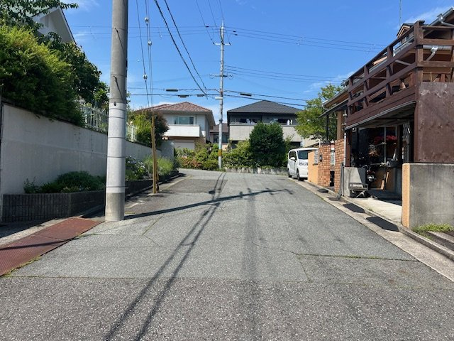 三田市さくら坂　中古戸建の前面道路含む現地写真