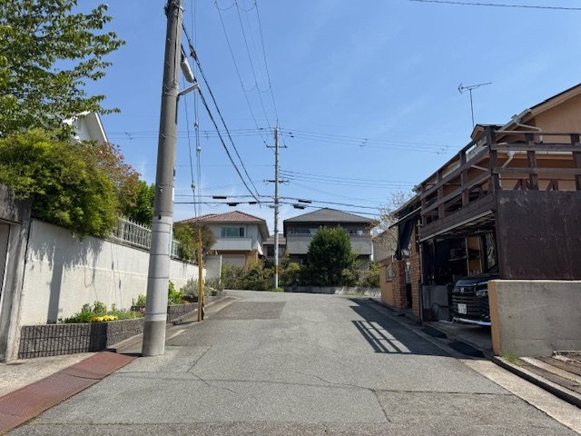 三田市さくら坂　中古戸建の前面道路含む現地写真