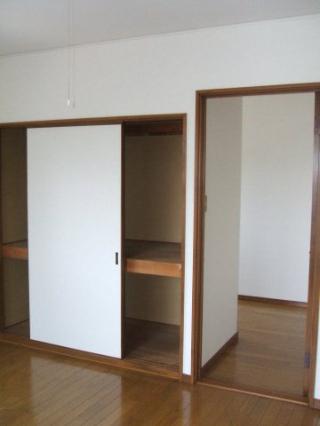 西二十一番町貸家の収納