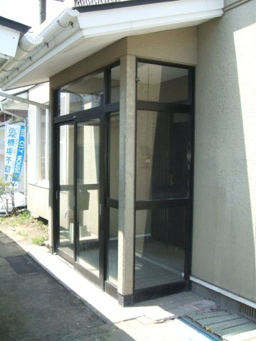 西二十一番町貸家の玄関