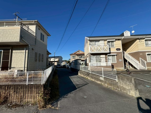 -三丁目不動産-　熊谷市新島　内工事　平成18年駐車3台の前面道路含む現地写真