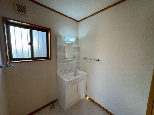 -三丁目不動産-　熊谷市新島　内工事　平成18年駐車3台の独立洗面台