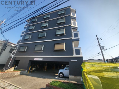 屋根付き敷地内駐車場完備