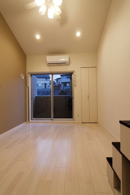 MINA ISAの居間・リビング