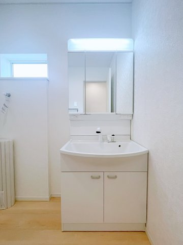 新築戸建・建売　深谷市武蔵野　CRADLE GARDEN　全3棟の独立洗面台|三面鏡タイプの独立洗面台で、身だしなみチェックも収納力も◎洗面まわりもすっきり清潔に保てます！