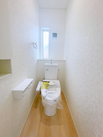 新築戸建・建売　深谷市武蔵野　CRADLE GARDEN　全3棟のトイレ|小窓付きで自然光が入る明るくて爽やかなトイレ空間です！