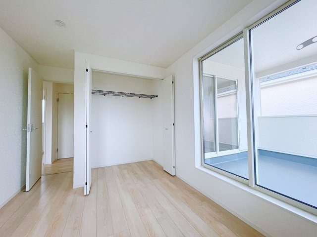 新築戸建・建売　深谷市武蔵野　CRADLE GARDEN　全3棟の洋室|2面採光で明るい洋室です！ホワイト基調の爽やか空間からインナーバルコニーにも出られます♪