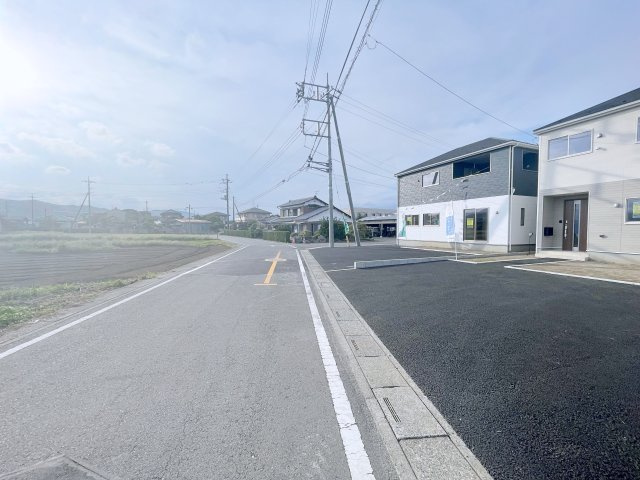 新築戸建・建売　深谷市武蔵野　CRADLE GARDEN　全3棟の前面道路含む現地写真|車通りが少なく静かな住宅街に立地♪前面道路も穏やかな雰囲気でゆったりとした暮らしができます♪