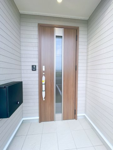 新築戸建・建売　深谷市武蔵野　CRADLE GARDEN　全3棟の玄関|奥行きがあるので雨が降っても開閉に心配ありません！