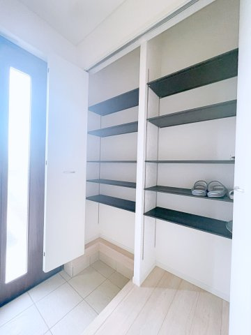 新築戸建・建売　深谷市武蔵野　CRADLE GARDEN　全3棟の収納|可動棚付きなので物の大きさによって高さを変えられるので便利！