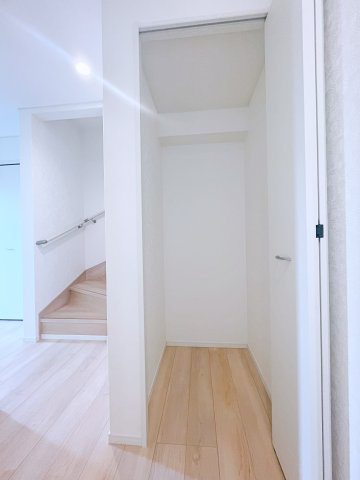新築戸建・建売　深谷市武蔵野　CRADLE GARDEN　全3棟の収納|ホール収納があるので生活品や掃除機など収納できます！