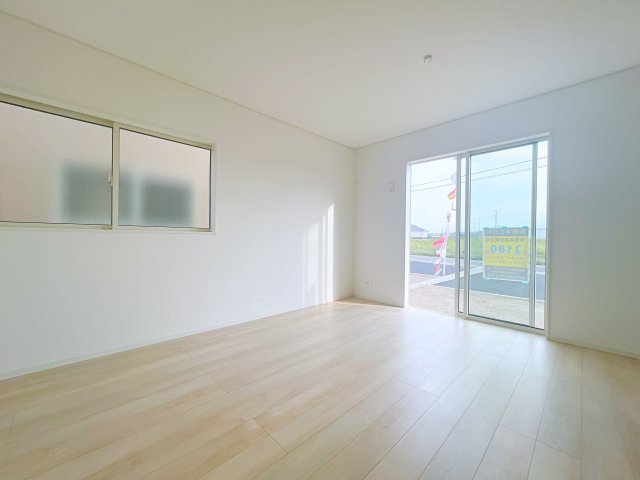 新築戸建・建売　深谷市武蔵野　CRADLE GARDEN　全3棟の居間・リビング|白を基調とした内装は空間を広く見せナチュラルで洗練された印象を与えます♪