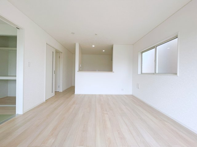 新築戸建・建売　深谷市武蔵野　CRADLE GARDEN　全3棟の居間・リビング|ホワイトを基調とした明るく開放的なLDKです！